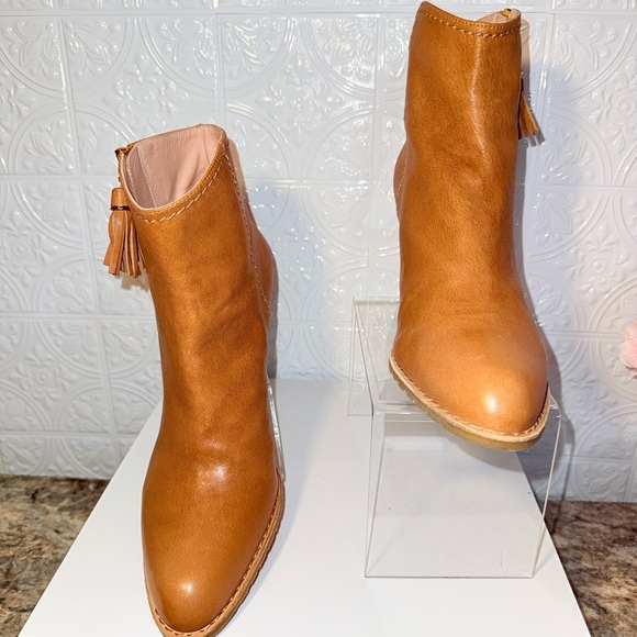NWOB Authentic Stuart Weitzman Boots - Picture 6 of 6
